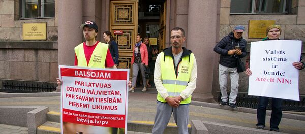 Митинг Фронта народной власти у здания Министерства финансов за отмену налога на недвижимость на единственную собственность Митинг Фронта народной власти у здания Министерства финансов за отмену налога на недвижимость на единственную собственность - Sputnik Latvija