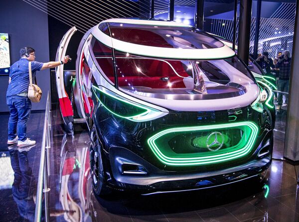 Посетитель фотографирует концепт-кар Mercedes Vision Urbanatic на международном автомобильном салоне во Франкфурте - Sputnik Латвия