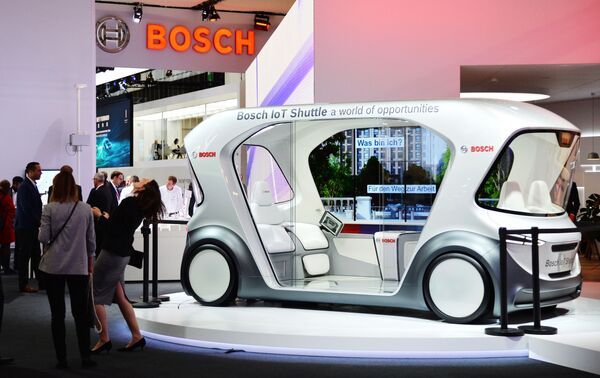 Посетители у автомобиля Bosch IoT Shuttle на международном автомобильном салоне во Франкфурте - Sputnik Латвия