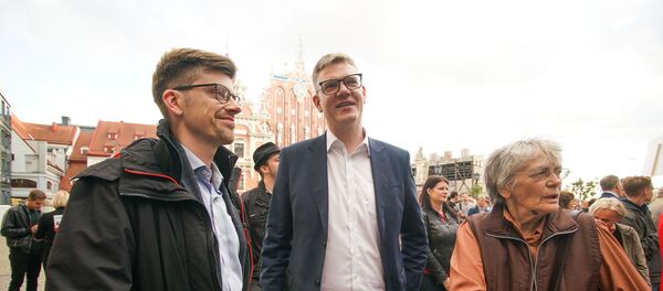 Пикет – Нет монополии! Нет TIrIga у здания Рижской думы. Депутат Рижской думы от партии Единство Вилнис Кирсис (в середине) - Sputnik Латвия