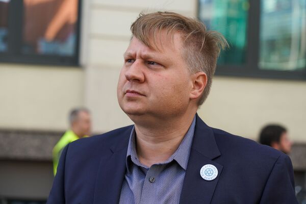 Оттащить от мусора олигархов: у здания Рижской думы прошел пикет - Sputnik Латвия