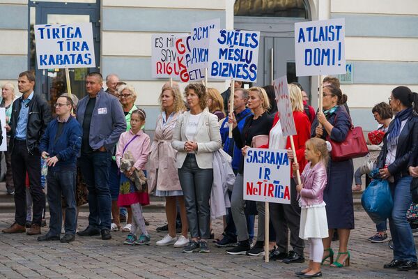 Оттащить от мусора олигархов: у здания Рижской думы прошел пикет - Sputnik Латвия