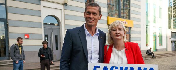 Пикет – Нет монополии! Нет TIrIga у здания Рижской думы. Юрис Юрашс и Юта Стрике - Sputnik Латвия