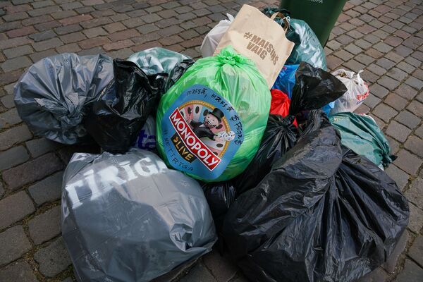 Оттащить от мусора олигархов: у здания Рижской думы прошел пикет - Sputnik Латвия