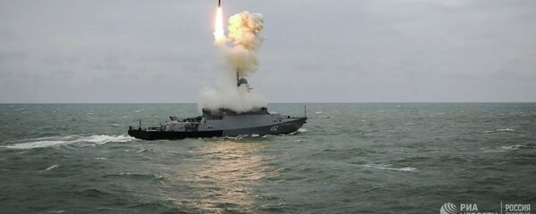 Малый ракетный корабль Град Свияжск запускает ракету Калибр Малый ракетный корабль Град Свияжск запускает ракету Калибр - Sputnik Latvija