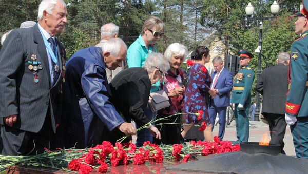 Ветераны принесли цветы к Вечному огню - Sputnik Latvija