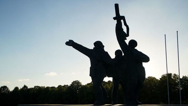 Таблички националистов или голый постамент: что ждет памятник Освободителям в Риге - Sputnik Латвия