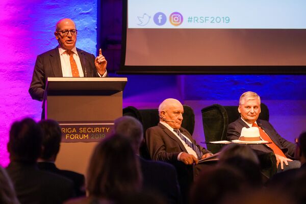 Надо ли играть с голубем в шахматы: Рижский форум безопасности ломает стереотипы - Sputnik Латвия