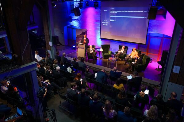 Надо ли играть с голубем в шахматы: Рижский форум безопасности ломает стереотипы - Sputnik Латвия