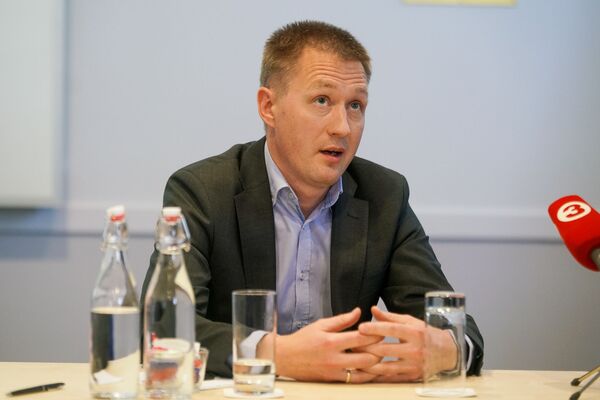 Строители забора на границе Латвии и РФ жалуются, что их считают преступниками - Sputnik Латвия