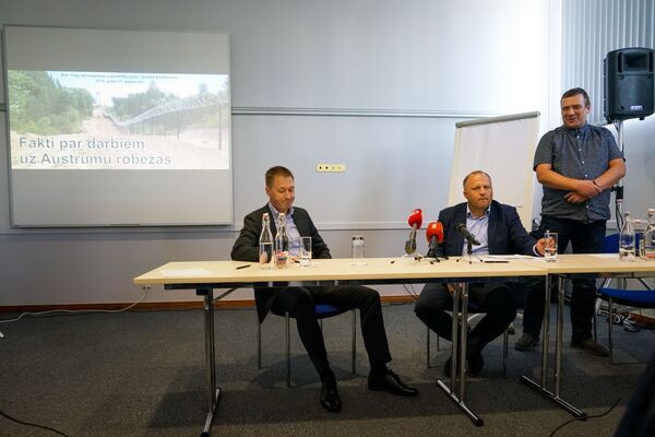 Строители забора на границе Латвии и РФ жалуются, что их считают преступниками - Sputnik Латвия