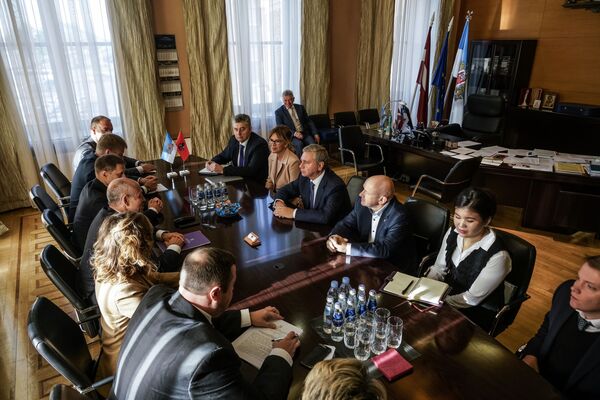 Посол РФ: латвийскому бизнесу мешают работать с российским Посол РФ: латвийскому бизнесу мешают работать с российским - Sputnik Латвия