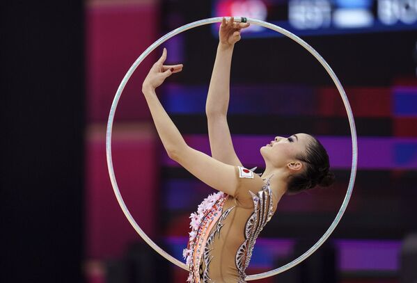 Минагава Кахо выполняет упражнения с обручем квалификации индивидуального многоборья на чемпионате мира по художественной гимнастике 2019 в Баку - Sputnik Латвия