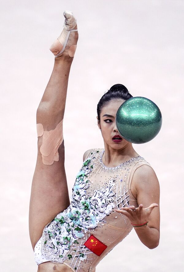 Китайская гимнастка Чжао Ятин выполняет упражнения с мячом квалификации индивидуального многоборья на ЧМ по художественной гимнастике 2019 в Баку - Sputnik Латвия