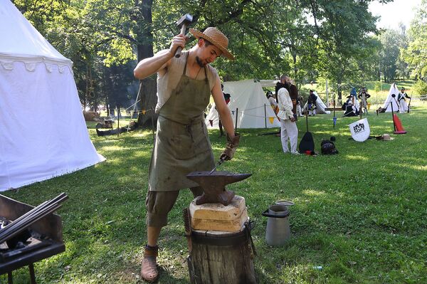 По законам эпохи рыцарей: реконструкторский клуб в Риге приглашает в гости По законам эпохи рыцарей: реконструкторский клуб в Риге приглашает в гости - Sputnik Латвия