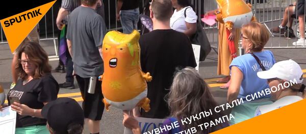 Как надувные куклы стали символом протеста против Трампа - Sputnik Латвия