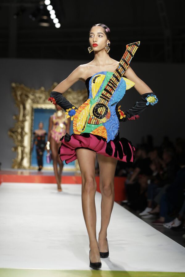 Модель в наряде из коллекции бренда Moschino на Неделе моды в Милане - Sputnik Латвия