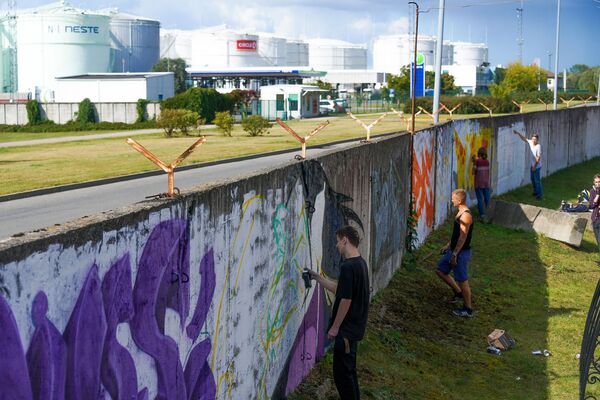 Ригу пора разрисовать: мастера граффити ждут одобрения от нового руководства города Ригу пора разрисовать: мастера граффити ждут одобрения от нового руководства города - Sputnik Латвия