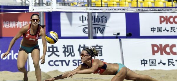 Кравченок и Граудиня обыграли чешских волейболисток Барбору Германнову и Маркету Слукову в решающем матче - Sputnik Латвия