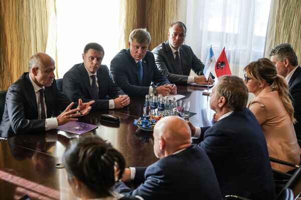 Россия - Латвия: не получается дружить странами, давайте дружить городами - Sputnik Латвия