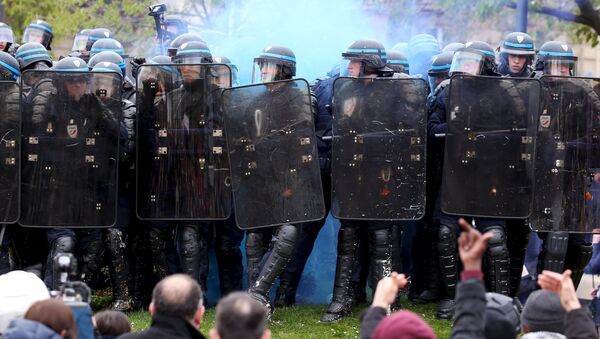 Протесты против предложенного трудового законодательства в Париже - Sputnik Латвия