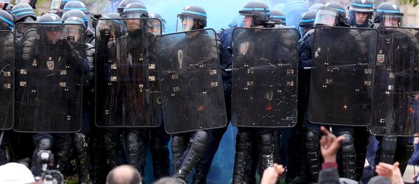 Протесты против предложенного трудового законодательства в Париже - Sputnik Латвия