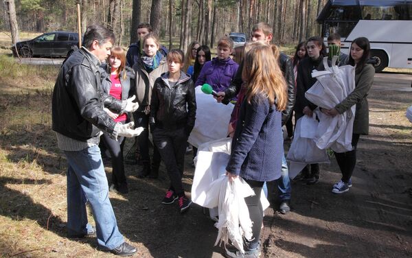 Igors Gusevs stāsta organizācijas 9. maijs dalībniekiem par Garnizona kapiem - Sputnik Latvija