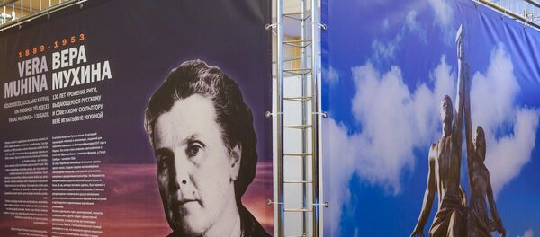 Один из стендов на посвященной Вере Мухиной выставке в Доме Москвы в Риге - Sputnik Латвия