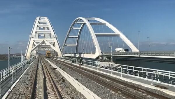 Российские журналисты впервые проехали на поезде по Крымскому мосту - Sputnik Латвия