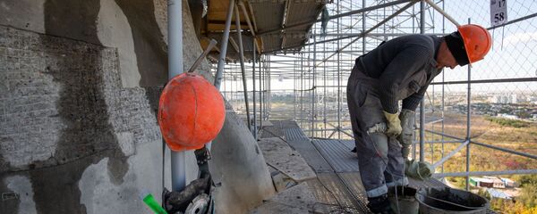 Рабочий во время реставрации монумента Родина-мать зовет! в Волгограде - Sputnik Латвия