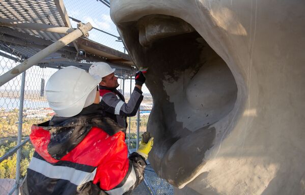 Рабочие во время реставрации монумента Родина-мать зовет! в Волгограде - Sputnik Латвия