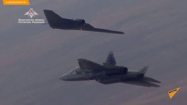 Охотник совершил первый совместный полет с истребителем Су-57 - видео - Sputnik Латвия