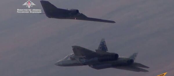 Охотник совершил первый совместный полет с истребителем Су-57 - видео Охотник совершил первый совместный полет с истребителем Су-57 - видео - Sputnik Латвия
