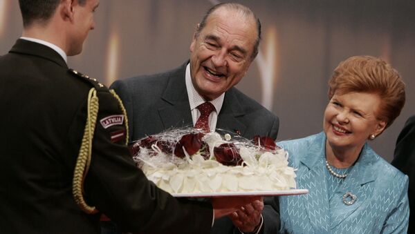 Вайра Вике-Фрейберга вручает Жаку Шираку торт в честь дня его рожденья 29 сентября 2006 года - Sputnik Латвия