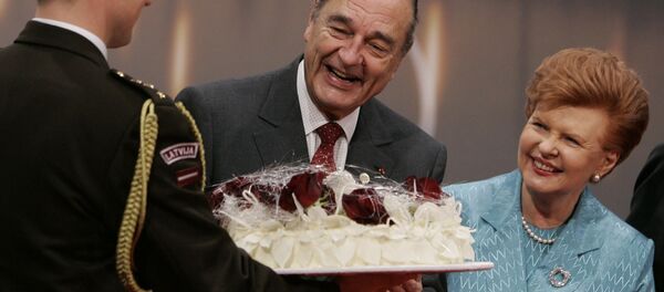 Вайра Вике-Фрейберга вручает Жаку Шираку торт в честь дня его рожденья 29 сентября 2006 года - Sputnik Латвия