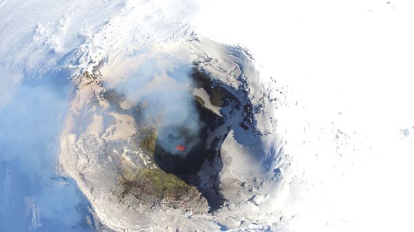 Вид на кратер вулкана Вильяррика в Чили - Sputnik Латвия