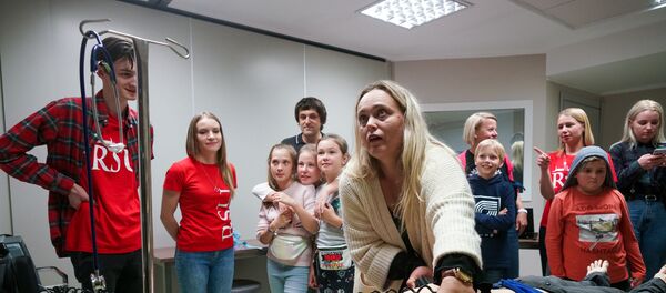 Студенты-реаниматологи на муляжах показывали как делать массаж сердца - Sputnik Латвия