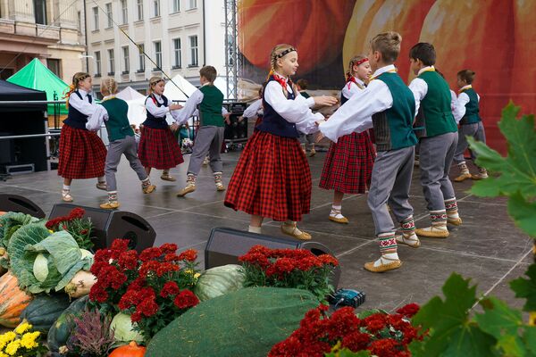 Гостей на Домской площади развлекали народными танцами - Sputnik Латвия