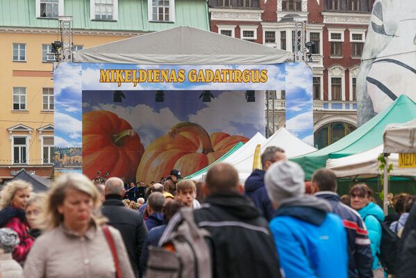 Под большим шатром расположилась сцена, где выступали различные ансамбли - Sputnik Латвия