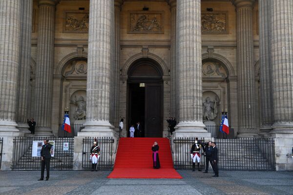 Перед началом траурной церемонии прощания с бывшим президентом Франции Жаком Шираком у церкви Сен-Сюльпис - Sputnik Латвия