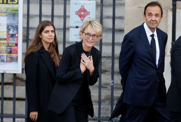 Дочь бывшего президента Франции Жака Ширака Клод Ширак с мужем прибывают в церковь Сен-Сюльпис на церемонию прощания с бывшим президентом Франции Жаком Шираком - Sputnik Латвия