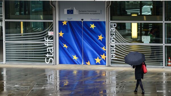 Вход в здание Еврокомиссии в Брюсселе - Sputnik Latvija
