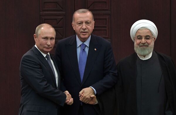 Президенты России, Турции и Ирана Владимир Путин, Реджеп Тайип Эрдоган и Хасан Рухани на совместной пресс-конференции в Турции - Sputnik Латвия