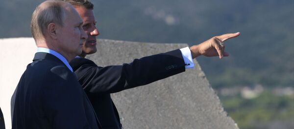 Президент РФ Владимир Путин и президент Франции Эммануэль Макрон во время встречи в резиденции президента Франции Форт Брегансон - Sputnik Latvija