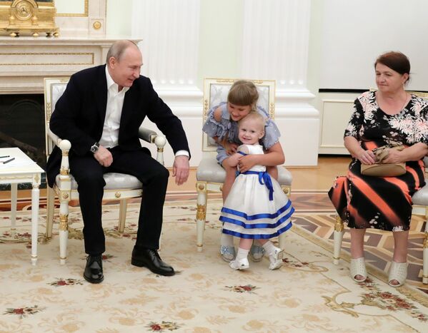 Президент РФ Владимир Путин во время встречи с пострадавшими от наводнения в Иркутской области семьями в Кремле - Sputnik Латвия