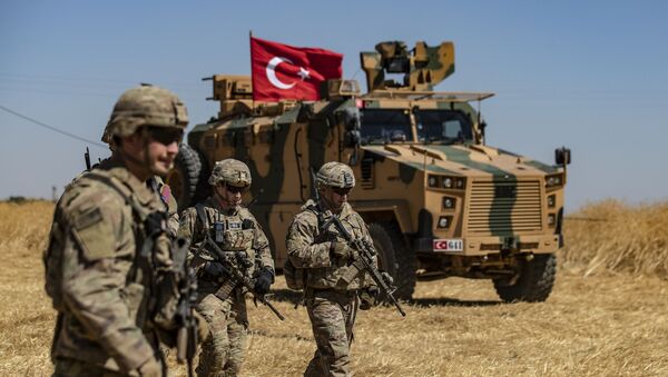 Американские солдаты проходят мимо турецкого военного спецтранспорта в Сирии - Sputnik Латвия