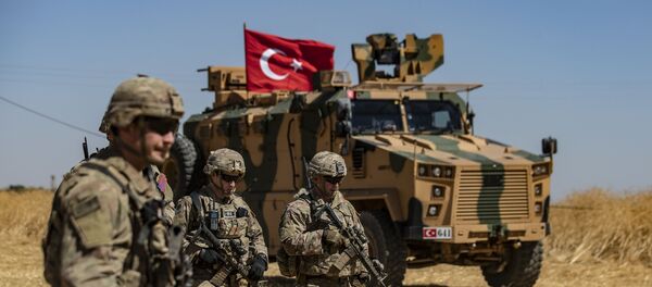 Американские солдаты проходят мимо турецкого военного спецтранспорта в Сирии Американские солдаты проходят мимо турецкого военного спецтранспорта в Сирии - Sputnik Latvija