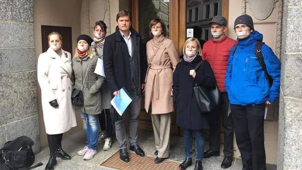 Флешмоб русских родителей у входа в министерство образования - Sputnik Латвия