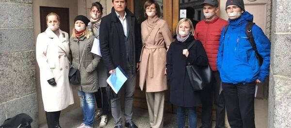 Флешмоб русских родителей у входа в министерство образования - Sputnik Latvija