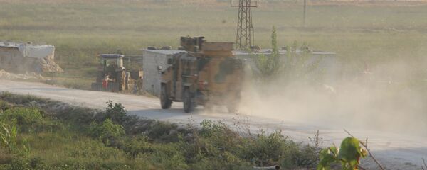 Бронеавтомобиль Kirpi вооруженных сил Турции в районе Акчакале на турецко-сирийской границе - Sputnik Латвия